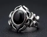 Anello uomo con pietra nera, simbolo di forza e mistero. Il suo significato è profondo.