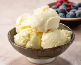 Pyszne, kremowe lody waniliowe w miseczce, idealne na lato. Ten przepis na lody jest prosty i szybki.