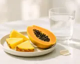 Frutta fresca e un integratore per il pancreas. Papaya, ananas e un bicchiere d'acqua, un aiuto naturale per il tuo benessere.
