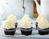 Mörka chokladmuffins med fluffig vaniljfrosting, perfekt för ett enkelt frosting recept.