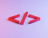 Czerwone symbole kodu, przypominające znaczniki html noscript, unoszą się na tle gradientu różu i fioletu.
