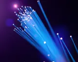 Leuchtende Glasfasern, die Daten mit 150 Mbit/s wie schnell übertragen.