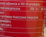Etykieta z informacją o wartościach odżywczych sosu sojowego: 48 kcal w 100 ml. Zawiera węglowodany, białko i sól.