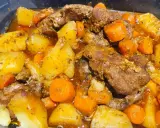 Pyszna karkówka po cygańsku z ziemniakami i marchewką w aromatycznym sosie. Danie wygląda na bardzo sycące i domowe.