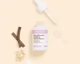 Sérum anti-taches Aroma-Zone avec extrait de réglisse, des gouttes de sérum et des bâtonnets de réglisse sur fond beige.