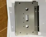 Plaque métallique en acier inoxydable 304l, avec des trous et une découpe rectangulaire, prête pour l'assemblage.