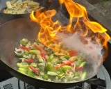 Płomienie tańczą nad patelnią, na której smażą się kolorowe warzywa. Słychać skwierczenie, czuć aromat. To idealne warzywa na patelnię!