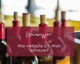 Flaschen mit Korken und Gläser im Hintergrund. Der Text "Weinwissen: Wie verkoste ich Wein zuhause?" erklärt die Bedeutung der Weinverkostung.