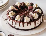 Ein köstlicher Oreo Cheesecake mit Schokoladenglasur und Sahnetupfern. Perfekt für jeden Schokoladenliebhaber.