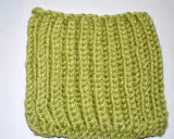 Muestra de tejido verde lima con puntada brioche, creando un patrón acanalado y texturizado.