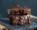 Gestapelte Scheiben eines saftigen Bananenbrots mit Schokolade, die auf einem Marmorbrett liegen.