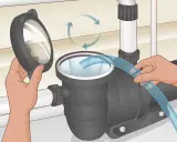 Maintenir le couvercle de la pompe ouvert pour voir l'eau entrer. Suivez ces étapes pour comment amorcer une pompe.