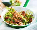Zucchini-Nudeln mit Tofu und Sesam in einer Pfanne, ein leckeres low carb vegetarisch Gericht.