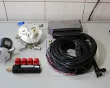 Zestaw do montażu instalacji gazowej CNG: reduktor, listwa wtryskowa, sterownik STAG, wiązka przewodów i filtr.