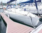 Voilier blanc amarré, prêt pour l'aventure. La première 31.7 fiche technique promet de belles navigations.
