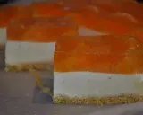 Szybki sernik na zimno na herbatnikach z pomarańczową galaretką i kawałkami owoców. Idealny deser na lato.