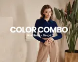 Modello con maglia blu navy e pantaloni beige. Il color combo beige e azzurro stanno bene insieme, creando un look elegante.