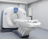 Nowoczesny tomograf komputerowy w gabinecie medycznym. Pamiętaj, ile godzin przed tomografią nie jeść, by badanie było dokładne.