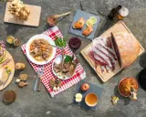 Un festin de spécialités pyrénéennes : charcuterie, fromages, gibier, pain, miel, et douceurs.