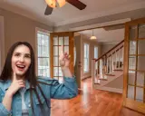 Ragazza entusiasta indica le porte interne con vetro, perfette per rinnovare casa con stile e luminosità.
