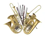 Un ensemble d'instruments à vent en laiton et en bois, incluant un tuba, un cor français, un trombone et des clarinettes.