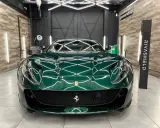 Lśniące, zielone Ferrari z powłoką ceramiczną na auto, prezentujące się w profesjonalnym studiu detailingowym.