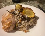 En krämig svamprisotto med skivad kycklingfilé och krispiga potatisskal. Ett perfekt risotto recept för en mysig middag.