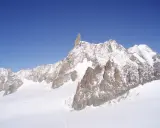 Majestatyczny, ośnieżony najwyższy szczyt w Europie to Mont Blanc (4810 m). Widok zapiera dech w piersiach!