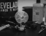 Utensilios para revelar fotos en blanco y negro: carretes Ilford, tijeras, pinzas y botes de químicos.