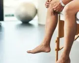 Gamba con gonfiore ai piedi, forse legato a problemi di cuore o a un tumore.