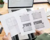 Rysunki architektoniczne domu i rzuty, przygotowywane do złożenia wniosku o pozwolenie na budowę.