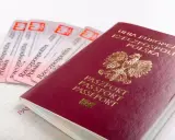Czerwony paszport RP i kilka dowodów osobistych na białym tle.