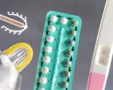 Różnorodne metody antykoncepcji dla kobiet: wkładka domaciczna, prezerwatywa, tabletki antykoncepcyjne i test ciążowy.