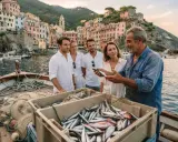 Un pescatore mostra il suo pescato a turisti in barca, un'esperienza di pescaturismo con le case colorate di Riomaggiore sullo sfondo.
