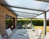 Une pergola moderne avec toit transparent, parfaite pour installer un salon extérieur confortable.