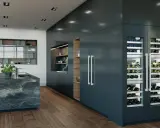 Moderne Küche mit Marmor-Insel und zwei Liebherr Hydro Breeze Weinkühlschränken, gefüllt mit Wein.