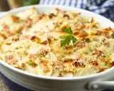 Un plat de tartiflette gratiné, doré et fumant, garni de lardons et de persil. Idéal pour savoir quel vin avec tartiflette.