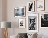 Galería de arte de pared con estilo: un coche clásico, una surfista, un perro con un arma y un coche de lujo. ¡Perfecto para tus láminas imprimibles gratis!