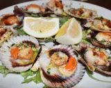 Zamburiñas congeladas a la plancha, doradas y jugosas, servidas en sus conchas con limón y hierbas.