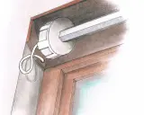 Mechanizm do regulacji żaluzji fasadowych, z widocznym sznurkiem i rolką.