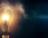 En glödande glödlampa lyser upp mörkret, en symbol för nya idéer och framtiden. Tänk att installera solceller för att fånga solens energi.