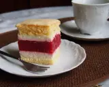 Pyszne, warstwowe ciasto na Dzień Matki z galaretką i kremem, idealne na popołudniową kawę.