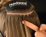 Nahaufnahme einer Haarverlängerung von Hairdreams. Informiere dich über die Hairdreams Extensions Preise für volles Haar.