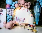Jak udekorować salę na 18 urodziny? Balony, kwiaty i elegancka ścianka z motywem roślinnym stworzą magiczną atmosferę.