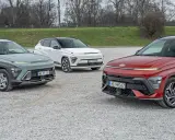 Trzy nowe Hyundai w różnych kolorach: zielony, biały i czerwony, zaparkowane na żwirowym placu.