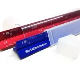 Zwei dreiecksprofile, rot und blau, mit Skalen und Beschriftungen wie "1:20" und "1:50", liegen in ihren Schutzhüllen.