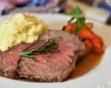 Skivad rostbiff, perfekt medium rare, serverad med krämigt potatismos och glaserade morötter. En härlig måltid!