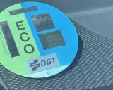 Etiqueta DGT ECO de un vehículo, con indicación EURO 6. Muestra un código QR y la clasificación HEV.