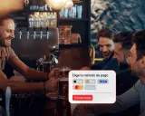 Un camarero sonriente ofrece servicio en barra a un grupo de amigos. Se muestra una interfaz para elegir método de pago.