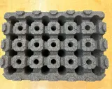 Graues epp kunststoff-Material mit vielen kleinen, quadratischen Hohlräumen, das wie eine Schachtel für empfindliche Gegenstände aussieht.